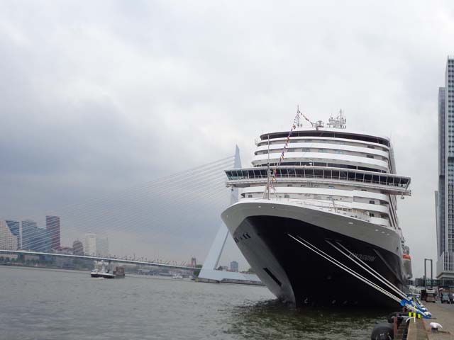 Cruiseschip ms Koningsdam van de Holland America Line aan de Cruise Terminal Rotterdam